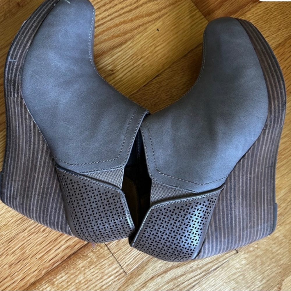 Dr. Scholl's gray/taupe wedge slip on booties 10 Wide - Picture 5 of 8